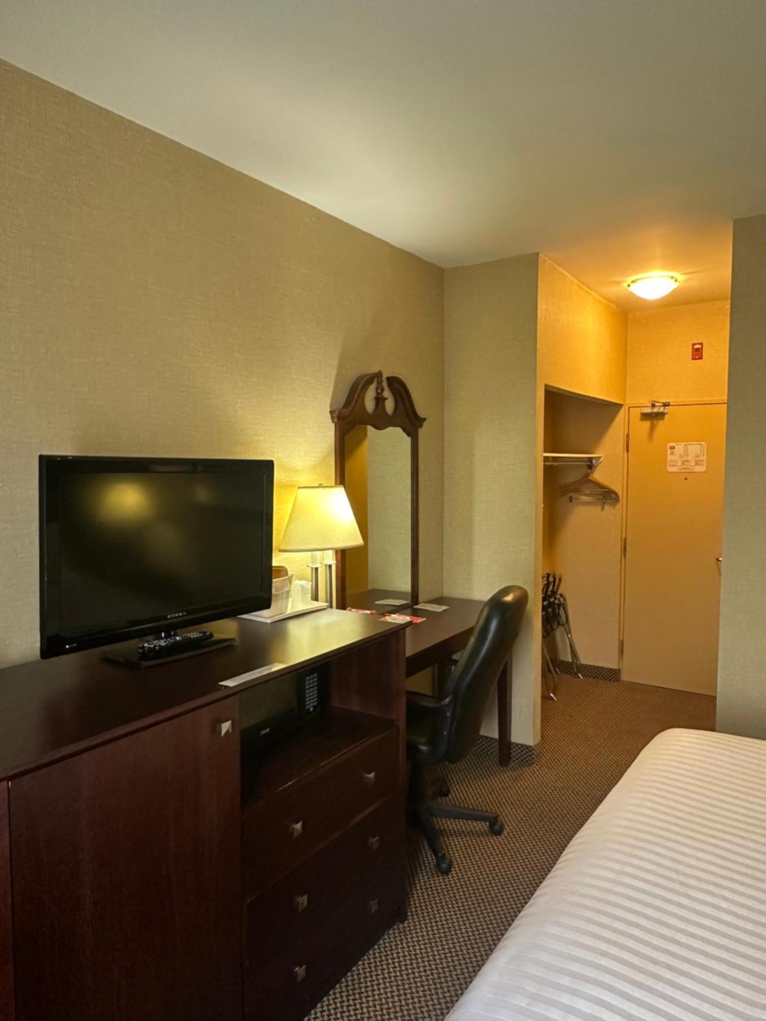 Econo Lodge City Centre Kingston Exteriör bild